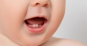 Kad će bebi izrasti prvi zub?