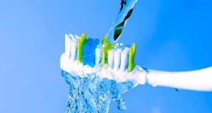Da li treba pokvasiti  četkicu za zube prije stavljanja paste za zube